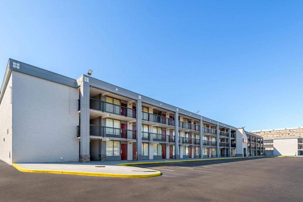 HomeTowne Studios by Red Roof Richmond - Airport Sandston